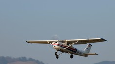 „Vieš, čo máš robiť, pokračuj.“ Pilot vyskočil z lietadla počas letu, pristáť musela študentka