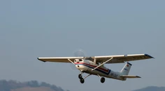 „Vieš, čo máš robiť, pokračuj.“ Pilot vyskočil z lietadla počas letu, pristáť musela študentka