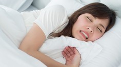 Škrípanie zubami sa týka aj dospelých. Pri liečbe vám ale lekár nepomôže