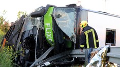 Vážna nehoda autobusu: Pri Lipsku zomrela žena, desiatky ľudí sa zranilo