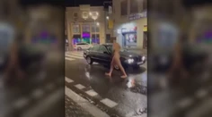 Muž pobehoval v Nitre uprostred noci nahý po ulici. Keď prišli policajti, jednému z nich dal facku