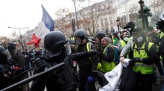 Do protestov sa zapojilo cez 30-tisíc ľudí, polícia použila slzotvorný plyn