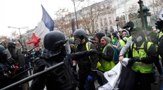 Do protestov sa zapojilo cez 30-tisíc ľudí, polícia použila slzotvorný plyn