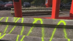 Absurdná situácia v Ružinove. Vodičov uväznili na parkovisku betónové kvádre