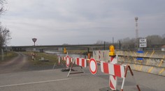 Hraničný priechod medzi Slovenskom a Českom uzavreli. Ľudia si za obchádzku po diaľnici musia priplatiť