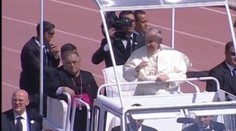 Ochranka na ihlách: Pápež na cestách po Blízkom východe odmietol nepriestreľný papamobil