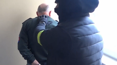 VIDEO: Policajtovi, ktorého prichytili pri preberaní úplatku, našli vysokú hotovosť