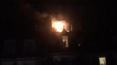 Na piatom poschodí obytného domu v Londýne vypukol požiar