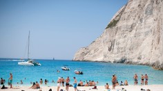 Na svetoznámu grécku pláž sa turisti toto leto nedostanú. Hrozí tam nebezpečenstvo
