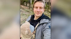 Jeho 11-mesačný syn bojoval s horúčkami a modral. Polícia mala Juraja Baču zdržať v najhoršej chvíli