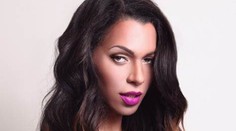 Sexy modelka má medzi nohami malý bonus