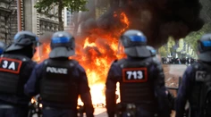 Zablokované vchody, podpálené kontajnery a bitky s políciou. Stovky stredných škôl vo Francúzsku zasiahli protesty