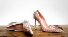 Umelkyňa navrhla nechutné lodičky. Zdobí ich ľudské ochlpenie