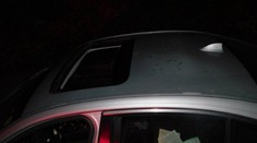 Mladík (19) v zákrute vypadol cez strešné okno auta, našli ho pri ceste