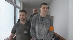 Muž, ktorý v deň zásnub dobil priateľku, sa postavil pred súd. Tvrdí, že ranu sekerou si spôsobila sama