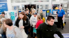 Nízke ceny, davy ľudí a nákupná horúčka. Takto vyzerá Black Friday v USA