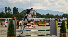Tragédia na parkúrovej súťaži v Česku. Žena spadla z koňa, ktorý ju následne zašliapol