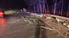 Tekutá katastrofa: Z nákladného auta sa na českú cestu vysypali desiatky fliaš piva