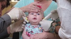 Mamička nechala prepichnúť dcérke uši. Ľudia ju na Facebooku vinia z násilia