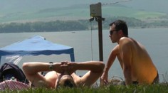 Ľudí na pláži na Liptovskej Mare "špehujú" kamerami