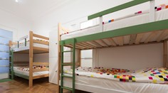 Chlapec (†4) zomrel, keď sa mu zasekla hlava v novej postieľke. Rodičia tvrdia, že dodržali inštrukcie