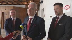 Pokračovanie koalície zostáva naďalej nejasné. Politické nároky rebelov z parlamentu sa totiž menia