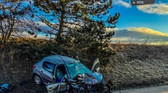 Leteckí záchranári prevážali zranené dievčatko. Po čelnej nehode zostalo zakliesnené v aute