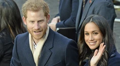 Princ Harry a Meghan Markle prvýkrát medzi ľuďmi od zásnub. Dav doslova jasal