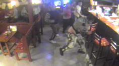 Zastali sa barmanky, skončili v nemocnici. Majiteľ baru zverejnil video
