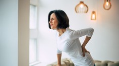 Ako si okrem návštevy lekára pomôcť pri bolesti krížov?