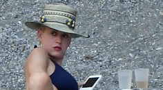 Uvoľnená Katy Perry na dovolenke. S rukou medzi nohami