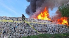 Pri Prahe horí skládka plastov, hasiči vyhlásili najvyšší stupeň poplachu