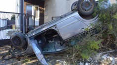 Rušné ráno v Kátlovciach. Letiace auto skončilo na streche pred bránou rodinného domu