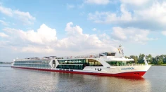 Silvestrovať mali v Bratislave, namiesto toho ostali uväznení na palube. Výletná loď uviazla v Maďarsku na Dunaji