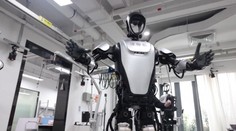 Továreň v Číne spustila masovú výrobu humanoidov. Zákazky sa im len tak hrnú