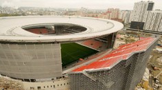 Bizarná prestavba štadióna na ruský spôsob. Tribúnu postavili na ulici