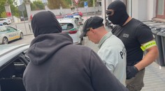 Hajlovať mal priamo na poradách. Policajt si povolanie zrejme pomýlil s fanklubom extrémistov