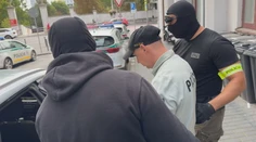 Hajlovať mal priamo na poradách. Policajt si povolanie zrejme pomýlil s fanklubom extrémistov