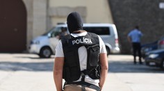 Žena zo strachu pred druhom vyskočila z okna bytu. Rodinná dráma skončila celou