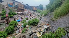 Hydrológovia zvýšili výstrahy na druhý stupeň pre východné Slovensko. Tony odpadu sa plavia krajinou