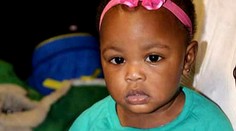 Kým matka sa v noci zabávala, chlapec (8) dobil na smrť ročnú sestru