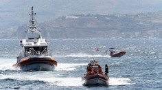 Záchranári stále pátrajú po posádke jachty. Potápači už objavili štyri telá, dvoch z nich identifikovali