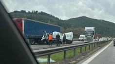 FOTO+VIDEO: Vážna nehoda na R1. Kapota zdemolovanej dodávky skončila pod kamiónom