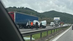 FOTO+VIDEO: Vážna nehoda na R1. Kapota zdemolovanej dodávky skončila pod kamiónom