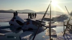 Parkovanie na zamrznutom zálive sa nevyplatilo. Potopilo sa viac než 30 áut