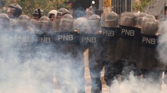 Polícia zasiahla v Caracase proti študentom, použila aj slzotvorný plyn