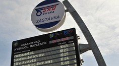 Iba 12-ročná školáčka z Pezinka je vo vážnom stave. Vychádzala spoza autobusu
