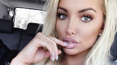 Trápenie tejto modelky pochopia len ženy s veľkými prsiami