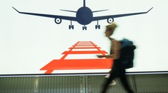 Opitá žena na palube lietadla udierala, kopala a urážala ostatných. Lietadlo muselo pre jej správanie núdzovo pristáť