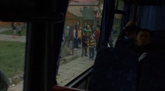 Na deti cestou do školy dohliada sbskár. Jeden z rodičov zaútočil na vodiča s nožom